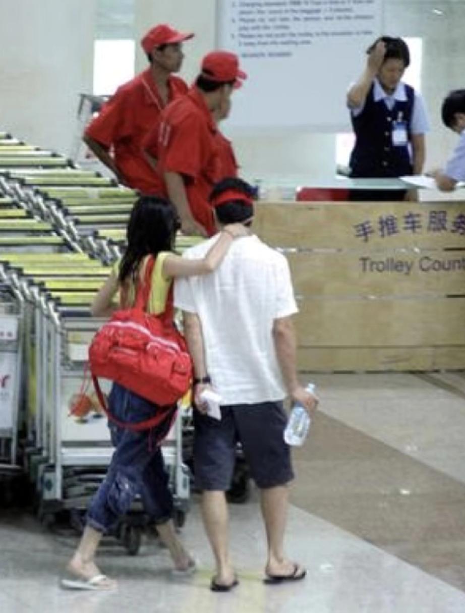 据说，王菲和李亚鹏的泰国蜜月旅行非常愉快。返回途中，王菲像个放飞自我的女孩，吹