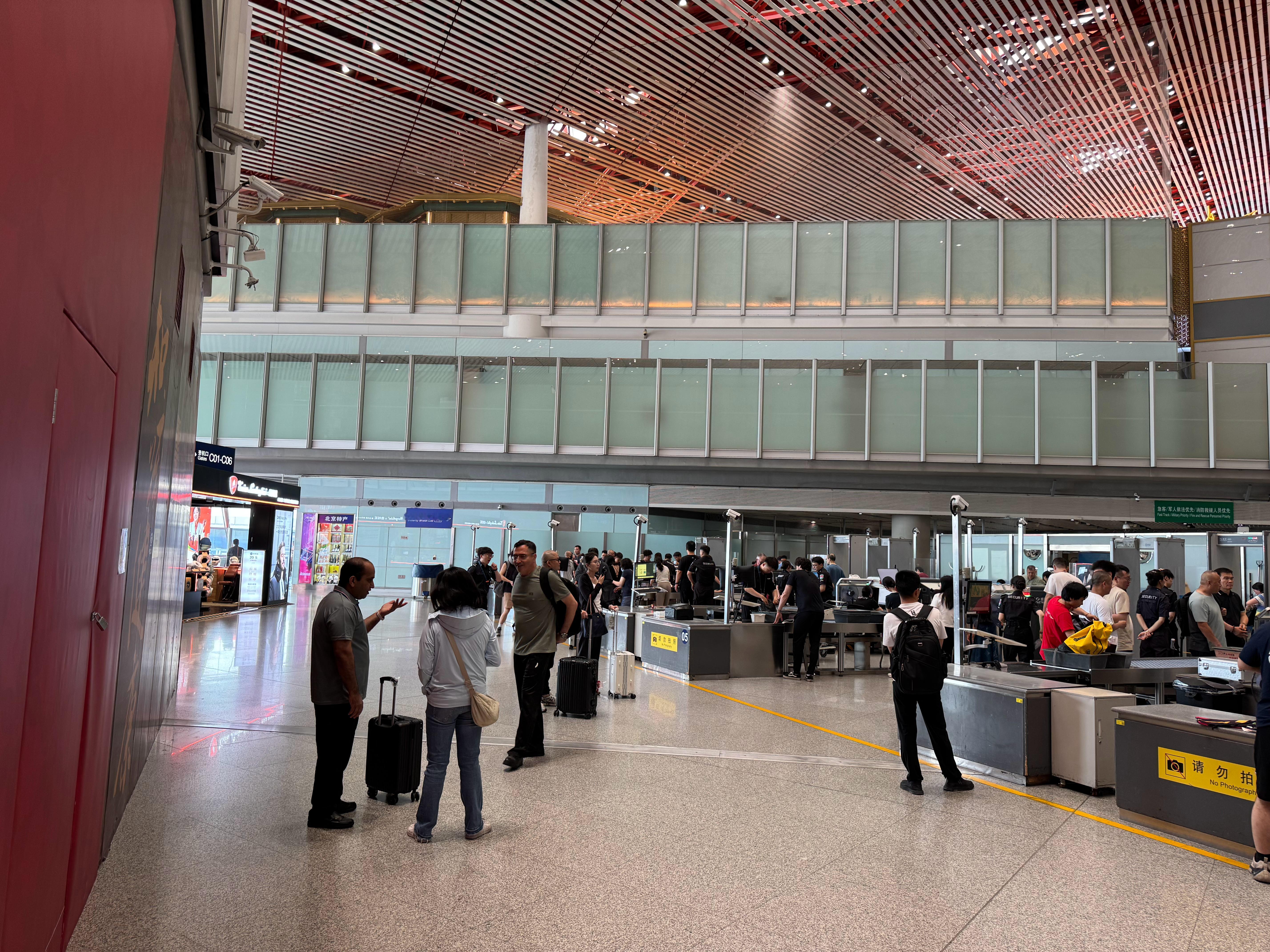 又傻一天锁完门想起来没拿钥匙这下好了整个安检口都知道我忘拿手机了[裂开]​​