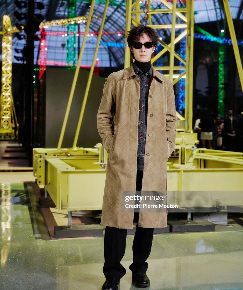 王一博转身那秒，香奈儿巴黎秀场的镜头全按爆了！他穿的是香奈儿2026手工坊内地