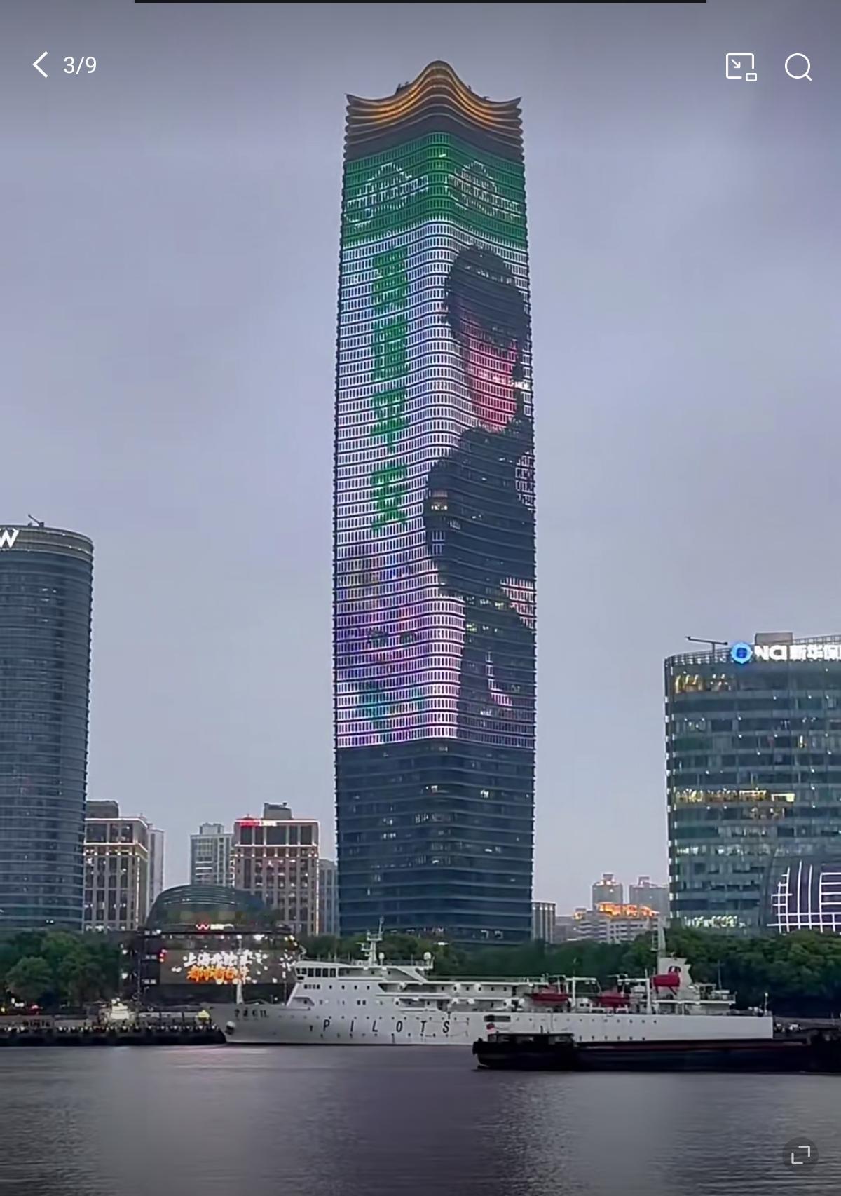 王一博上海外滩322米第一高楼的排面。小嗷潮玩祝全球代言人85赛道平安。上海真的