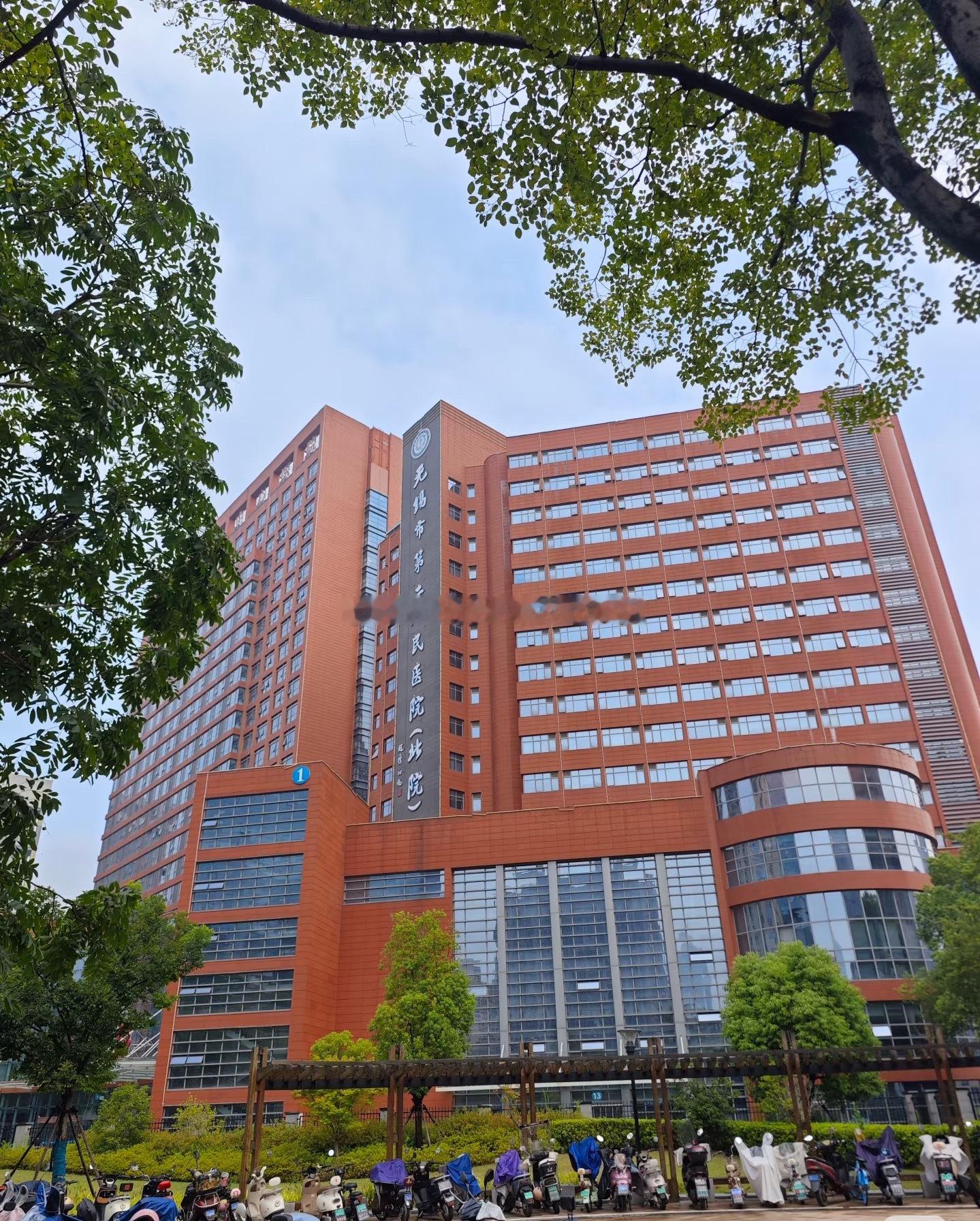 三甲医院裁员经济这么不景气的吗，连三甲医院都开始裁人了，每次我路过我们这边医院