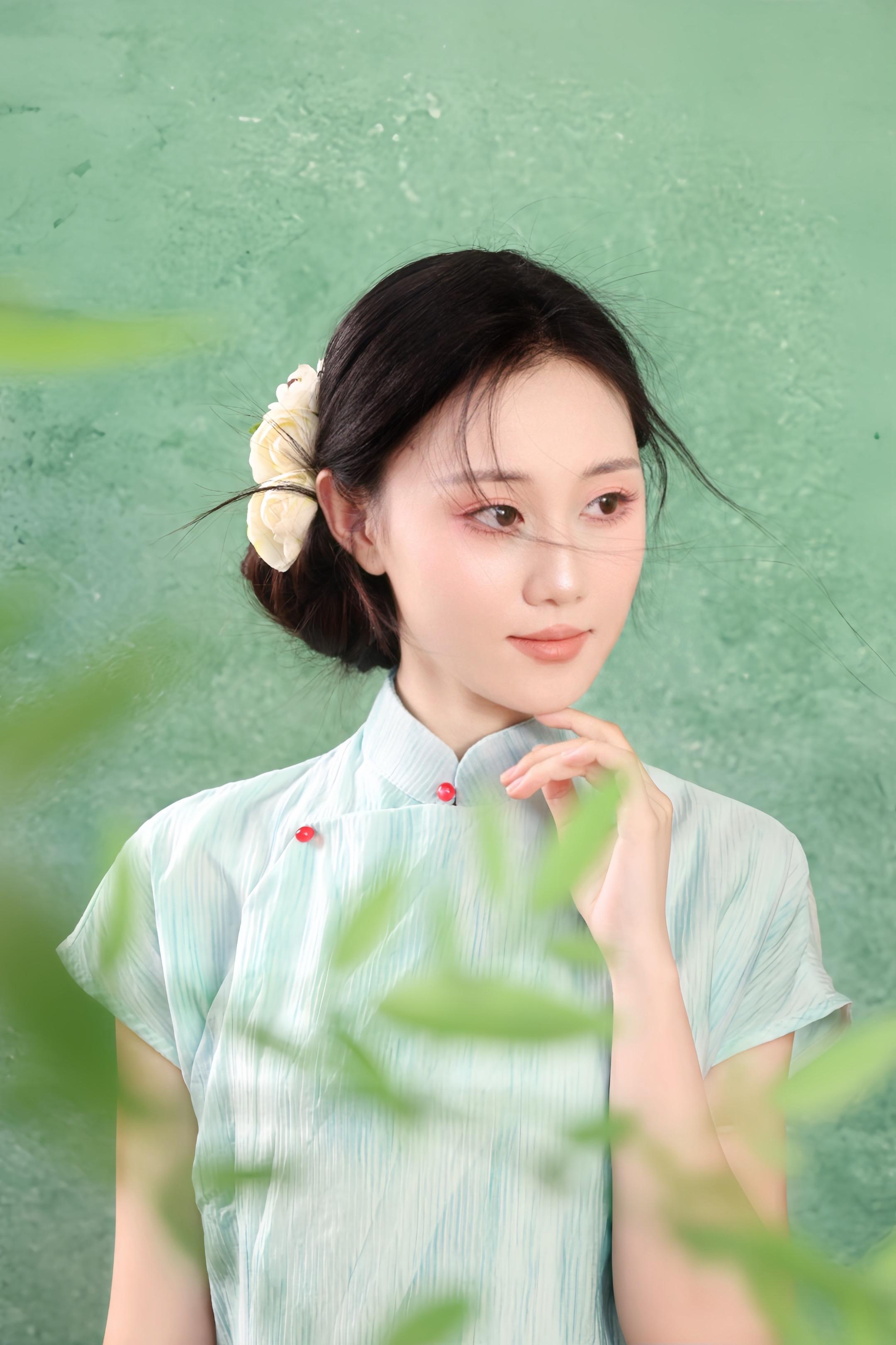 多少红尘事，皆付一旗袍。