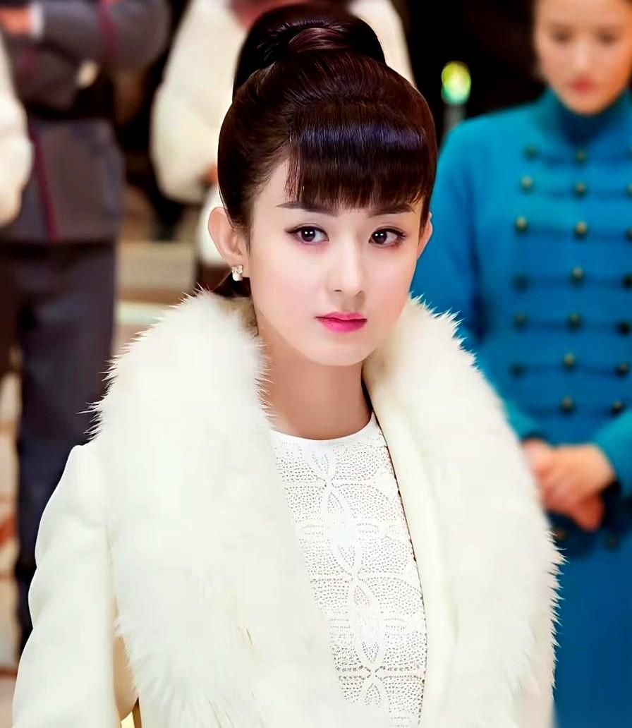 “咔！重来！”导演手里的对讲机往桌上一砸，现场几十号人齐刷刷叹了口长气。这已经