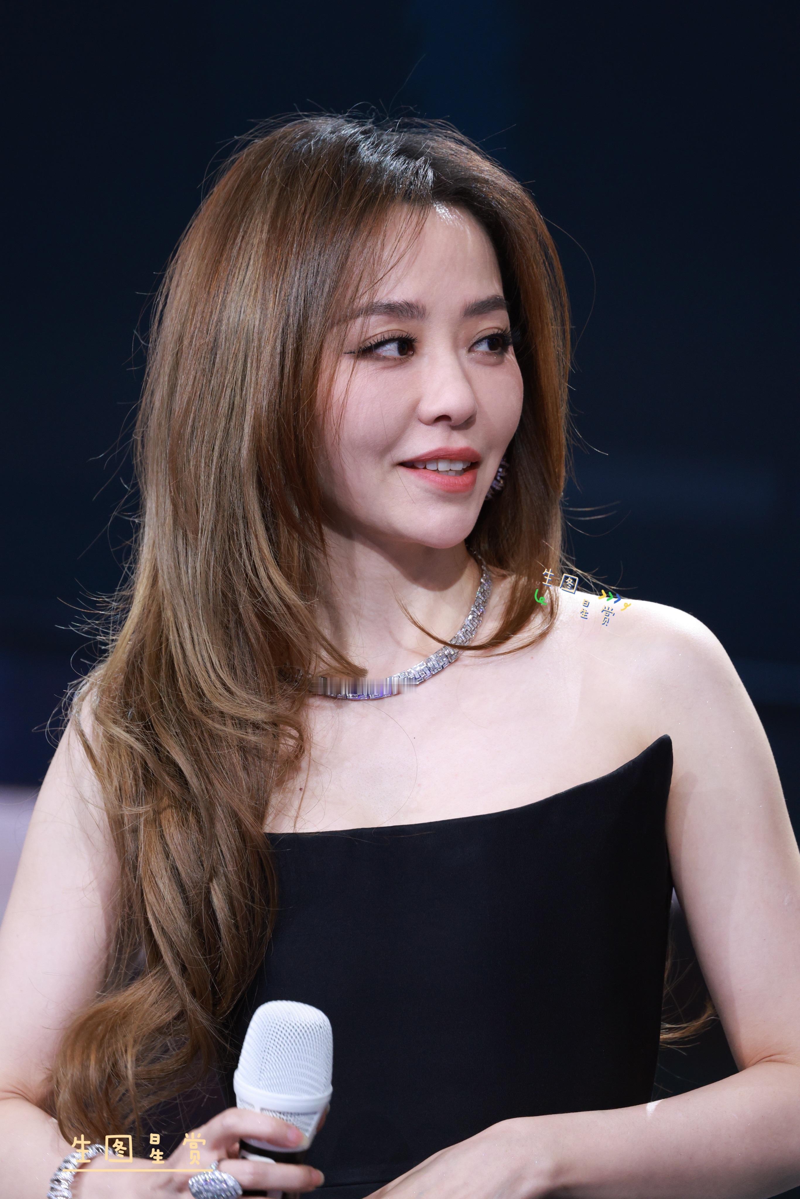 张靓颖广州车展站台生图魅力无法挡的张珍女士