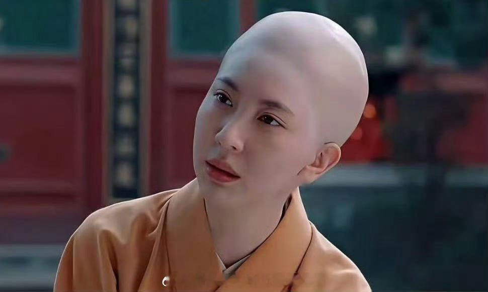 戴个头套弄得像个外星人一样，造型能不能用点心？
