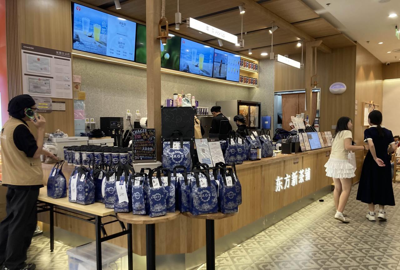 “秋天的第一杯奶茶”果然很疯狂，路过了几家奶茶店，店内基本都座无虚席，柜台上更是