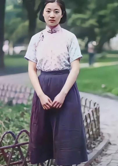 杜致礼，杜聿明将军的女儿，这是她年轻时的照片，长得相当的漂亮，她是杨振宁的第一任