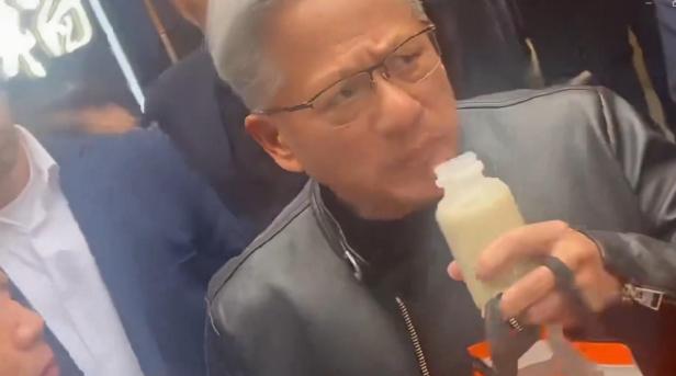 特朗普专机呼啸离京后，英伟达CEO黄仁勋居然直接“赖”在北京不走了。从南锣鼓巷一