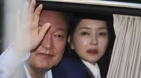 韩国原总统夫人金建希出乎意料地积极配合，可能会真的取特检组的同情和谅解，最终可能