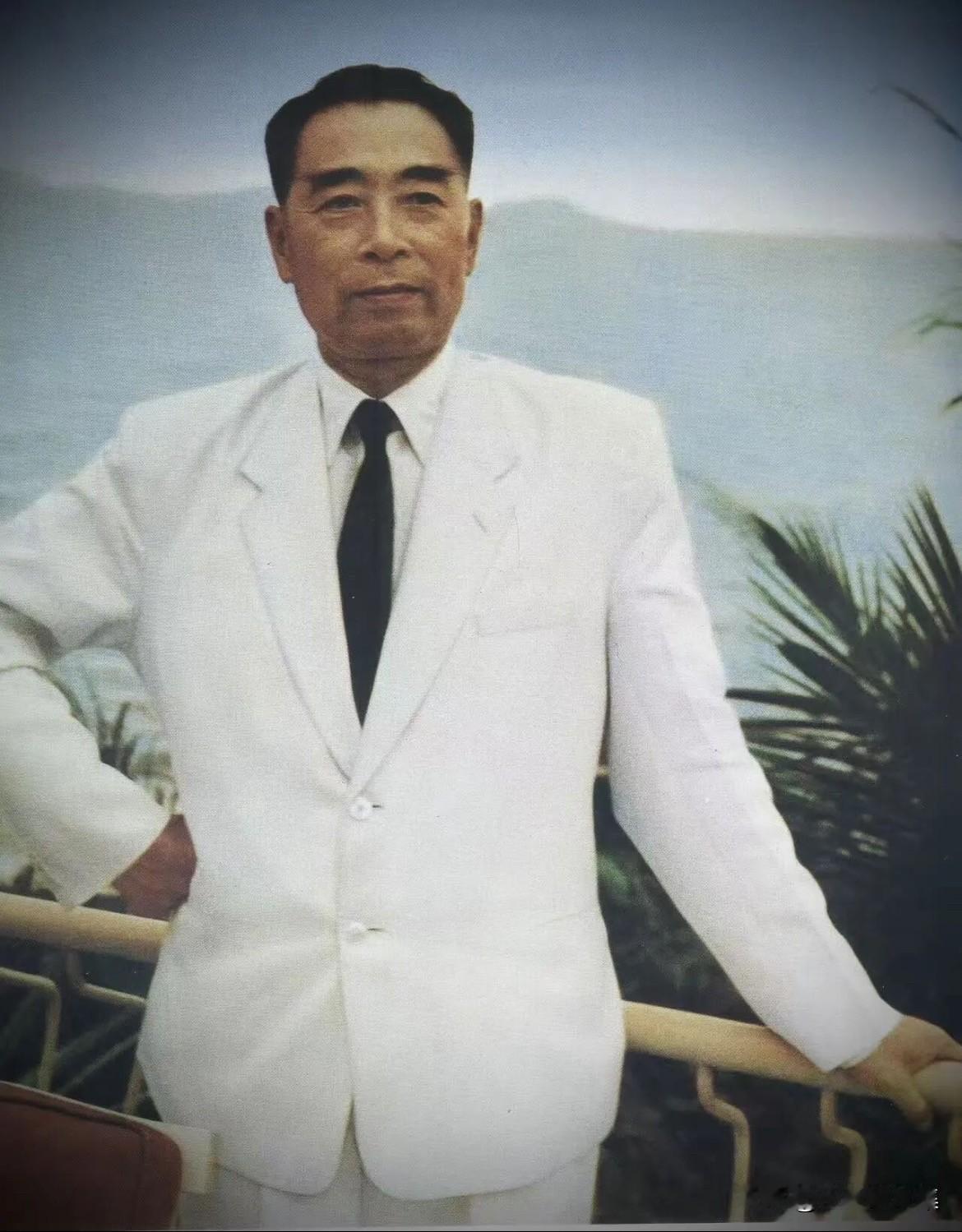 1960年5月7日，周恩来总理在柬埔寨访问期间的老照片，西装革履，风度翩翩。西哈