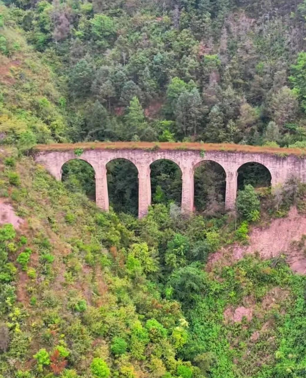 这是一条藏在深山里的滇缅铁路遗址，它为中国抗战而修，也因抗战而废弃。1937年
