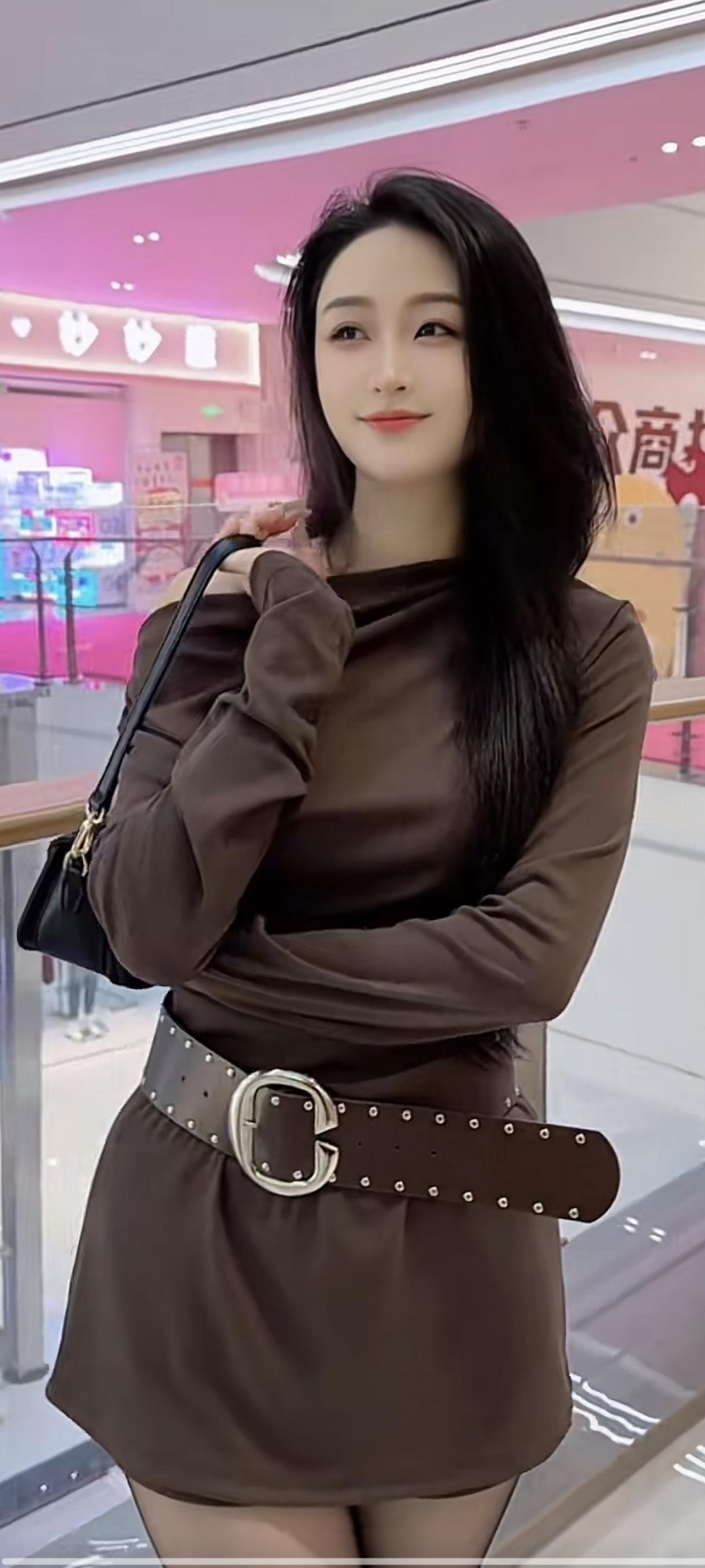 棕色连衣裙搭配黑色腰带，优雅又时尚！👗👠💄