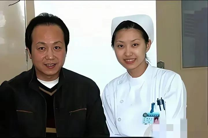 这是罗京当年和癌症病魔做斗争时与医院的护士留下的合影。罗京也是竭尽所能与癌症病魔