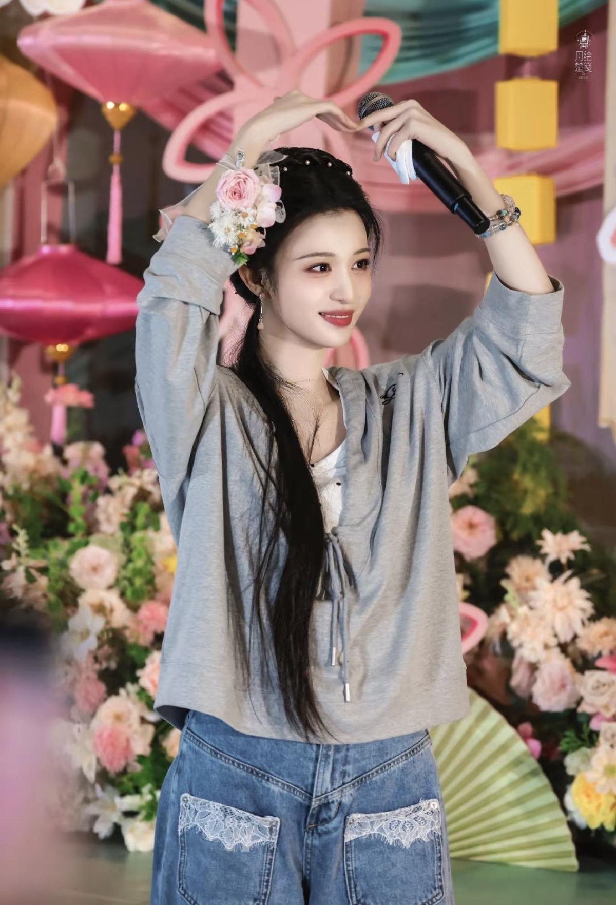 王楚然粉雾花境里，甜妹比心，温柔与元气撞个满怀[比心]王楚然甜而不腻，美而不艳，