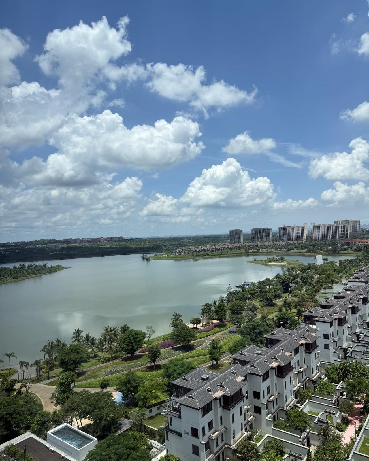 谁能想到！一边是大城市寸土寸金，合租单间动辄几千块，一边是面朝大海，配套拉满的高