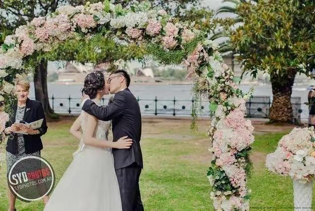 两口子离婚多年仍一起参加儿子结婚典礼！前段时间，我收到一个同学孩子结婚的通知，