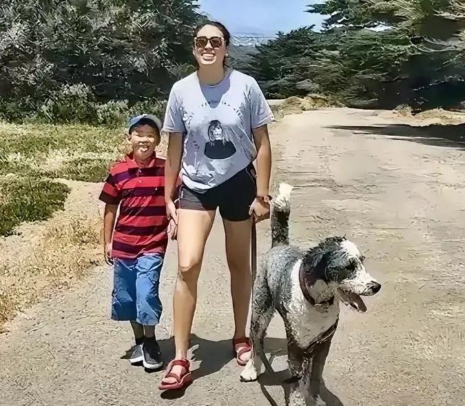 白帝的身高将来肯定超不过姐姐，白帝的妈妈是个普通人，一般的个头，男孩大多像妈妈，
