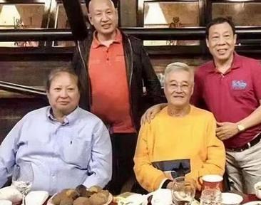 2015年，洪金宝来东北拍戏，赵本山要请他吃饭，但洪金宝拒绝得很直接:“咱俩不熟