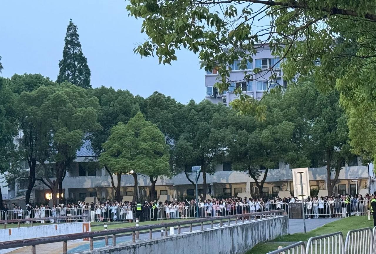 谁懂啊！最近的上海简直成了周深粉丝的“快乐星球”！前脚周深刚在上海连开两场震撼人