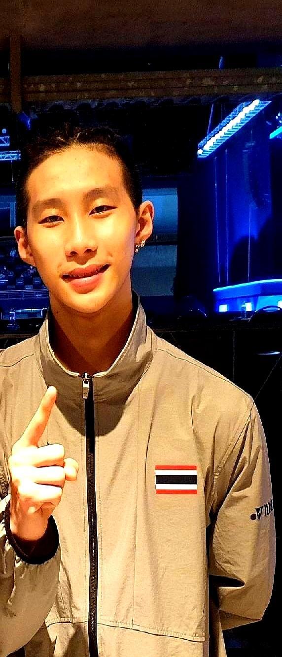 羽毛球决赛21-5，21-6，你没看错。那个刚淘汰骆建佑的泰国黑马，直接被印尼主