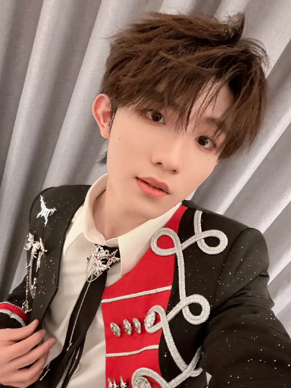 苏新皓家发出声明，无论时代峰峻对三代团体作何规划，必须立即、正式地归还苏新皓C位