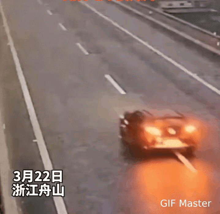 你们帮我看看这两女的跳车干嘛[捂脸哭]