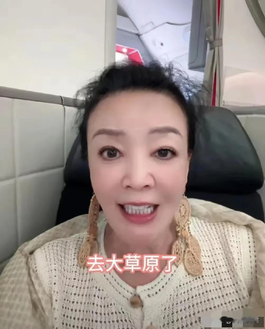 现在谜底揭晓了果然湛兰没跟着去草原按她一贯的高调做派去了草原怎么可能没个