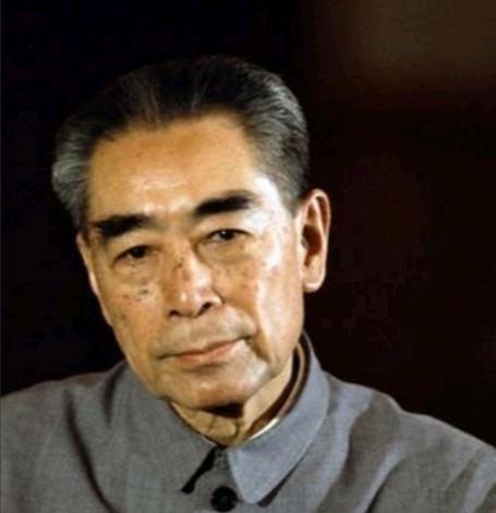 1976年，周总理逝世后，由韩宗琦负责为其穿寿衣，可当韩宗琦接过卫士们递过来的寿