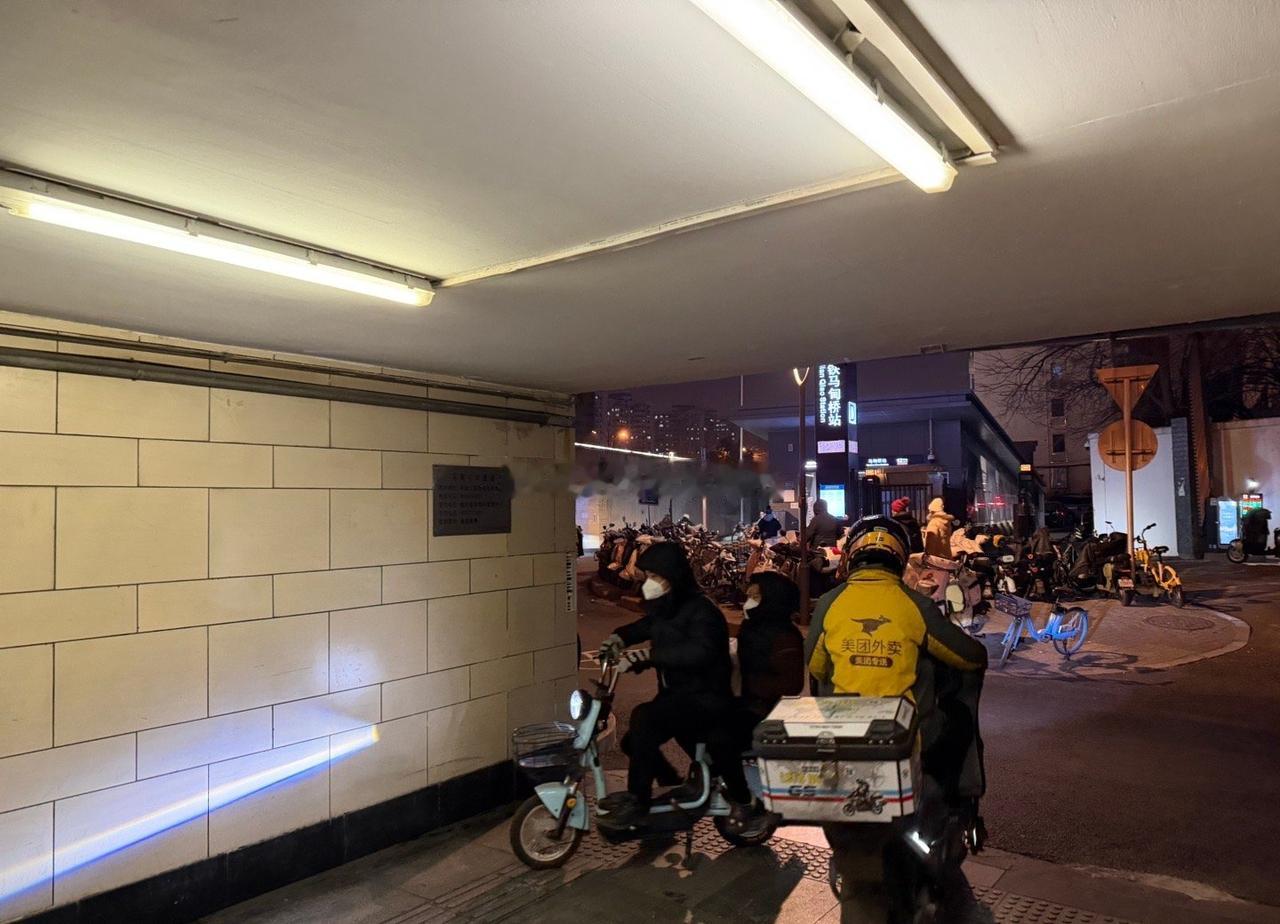 北京地铁地铁12号线马甸桥D出入口延长线是地面通道，可以无障碍通行到京