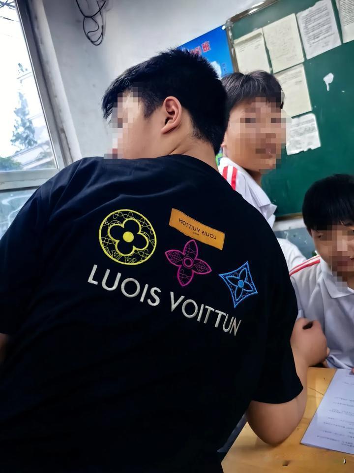 昨天在课堂上我遇到了这样一位学生，用弹子蹦老师的手臂，我就是被弹子蹦到的老师。