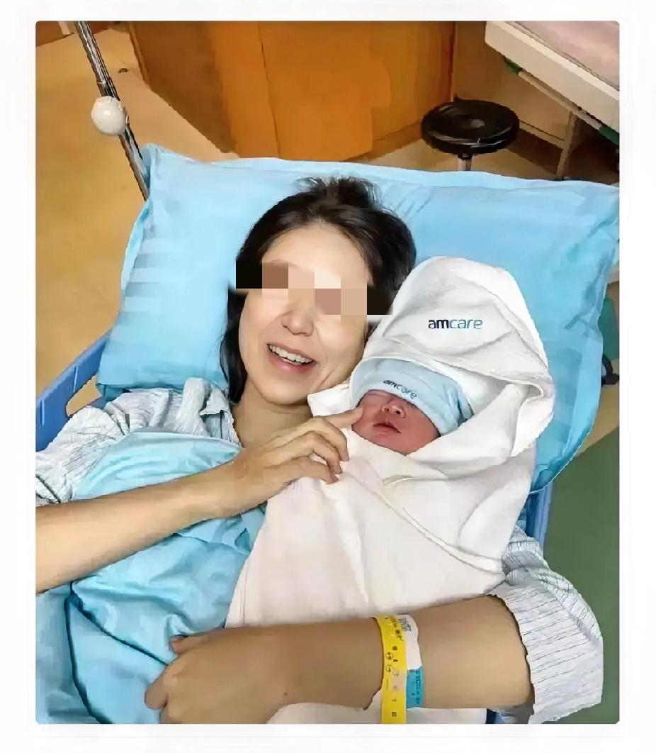 真的很佩服这样的女人！昨天去医院看望刚生完宝宝的闺蜜。隔壁床的产妇看上去50岁左