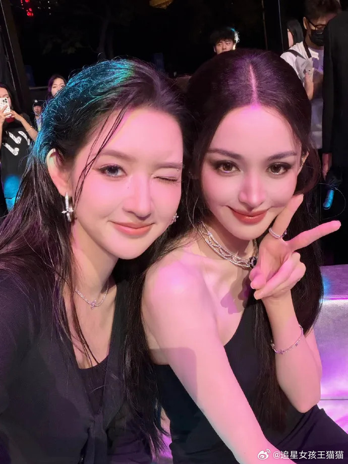 娜扎搂着我的腰和我合照王玉雯怎么每次活动都能认识这么多人啊真·社交悍匪啊！！上一