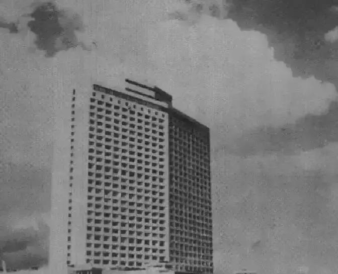 1982年，广州白天鹅宾馆被军方强制要求建立高射炮台，董事长霍英东无奈之下来到北京，托廖承志给叶帅诉