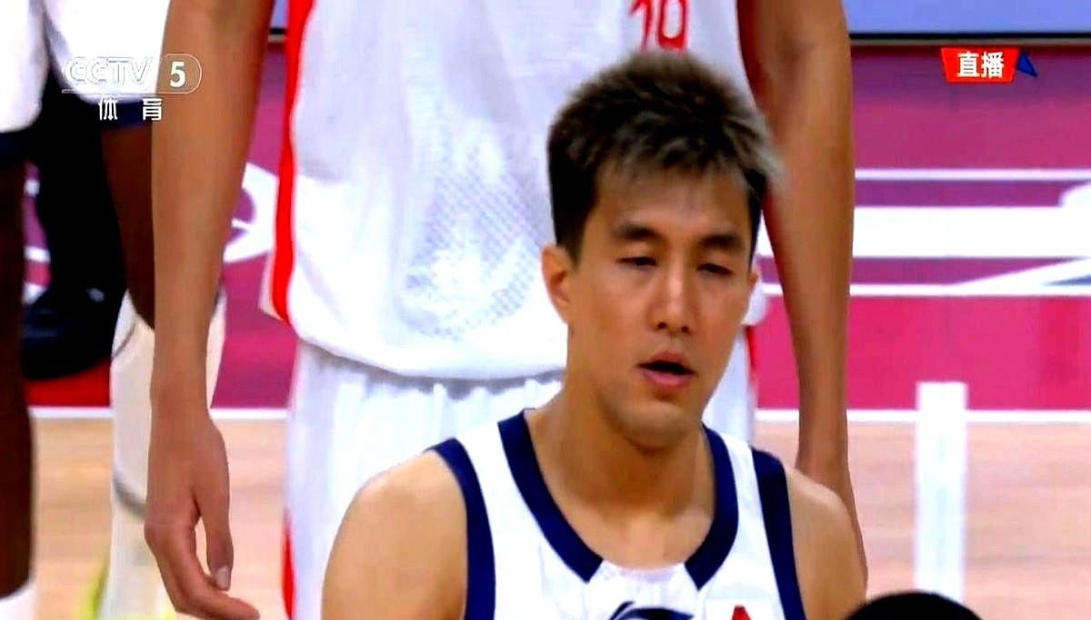 郭艾伦这赛季，真是一波三折。之前有场球，他上场12分钟正负值-14，当时网上