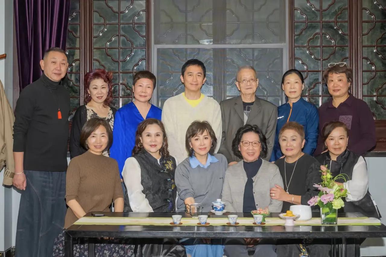 刘嘉玲现身苏州和好同学聚会，其中有刘嘉玲小时候的老师和同学，大家一起拍照留念，梁