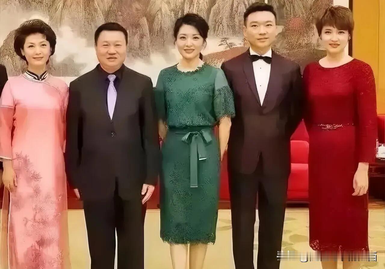 央视三大美女周涛、海霞、桑晨跟帅哥的同框合影里，还是身材高挑的桑晨看着最漂亮。