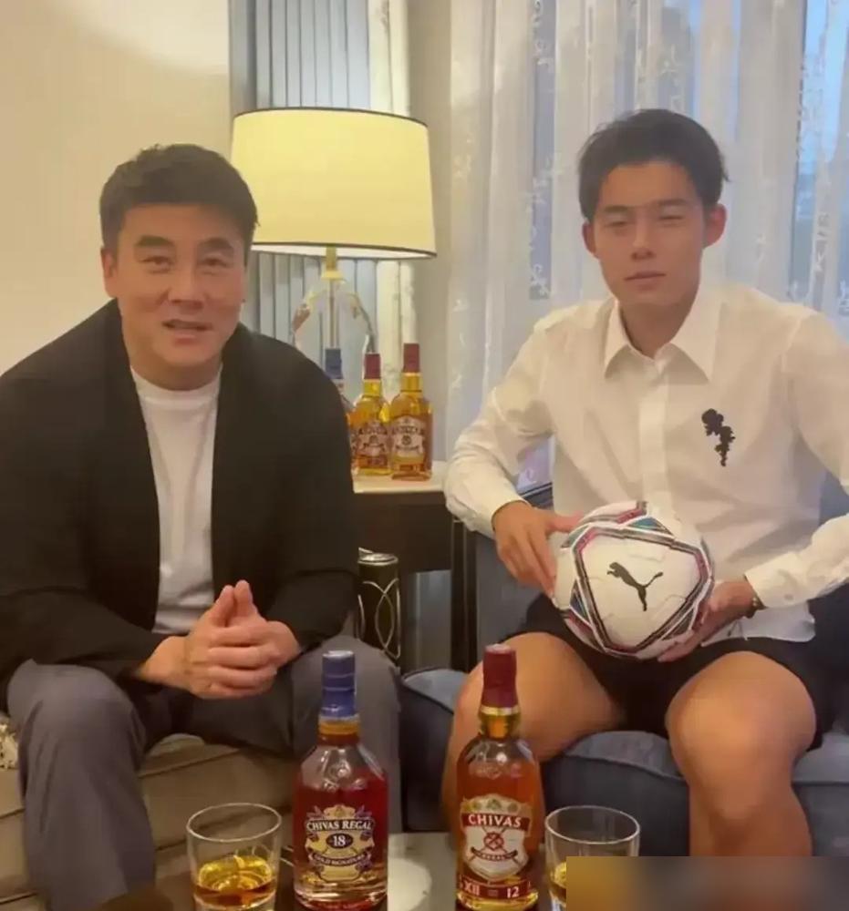 你爹是前国脚又怎样？在中超的草皮上，拼爹根本换不来一分钟出场时间。最近保级队