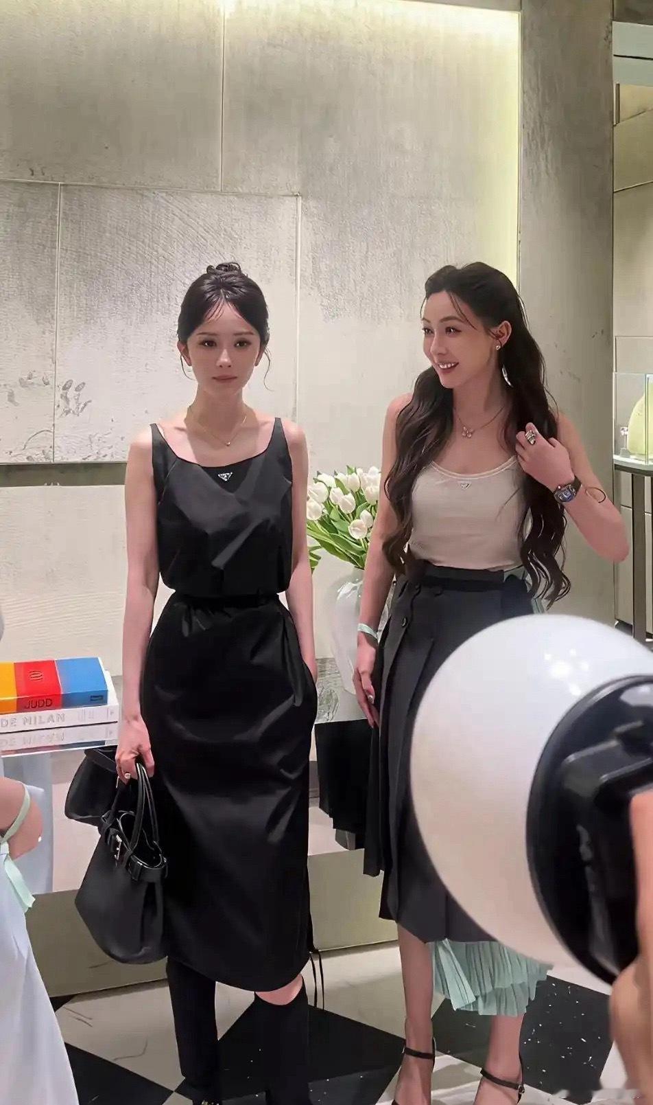 明星的身板是真的又窄又薄，现实生活中看起来已经很瘦的人，往杨幂身边一站瞬间也壮硕