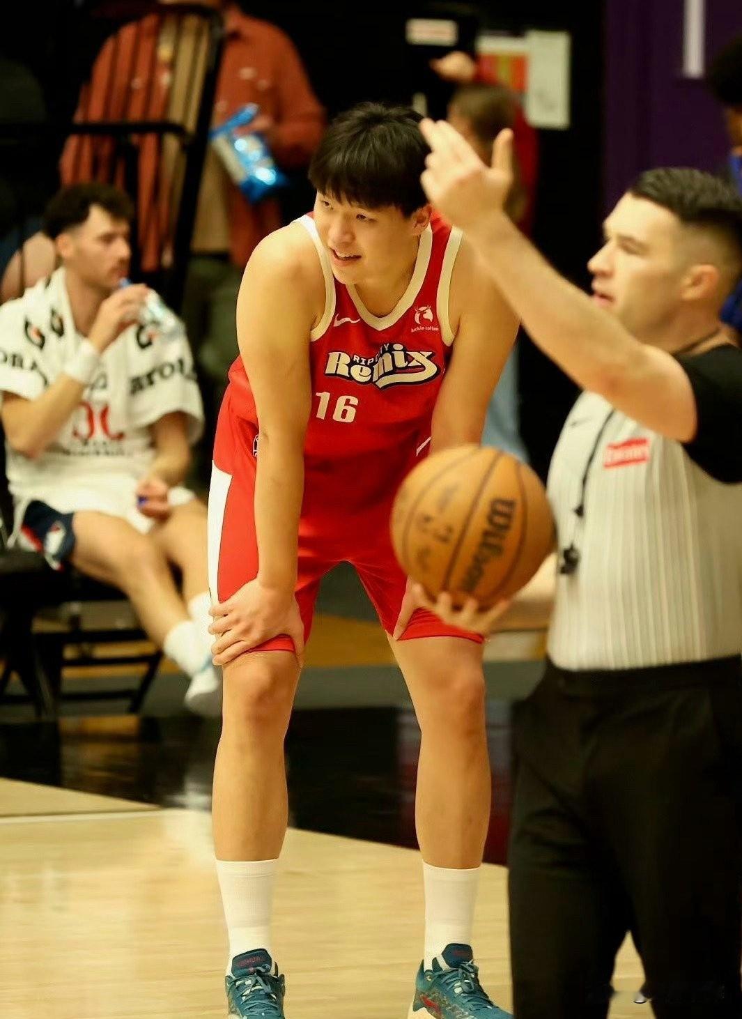 今年NBA16顺位球员杨瀚森近期被开拓者队频繁下放召回的操作引发了热议，称来回奔