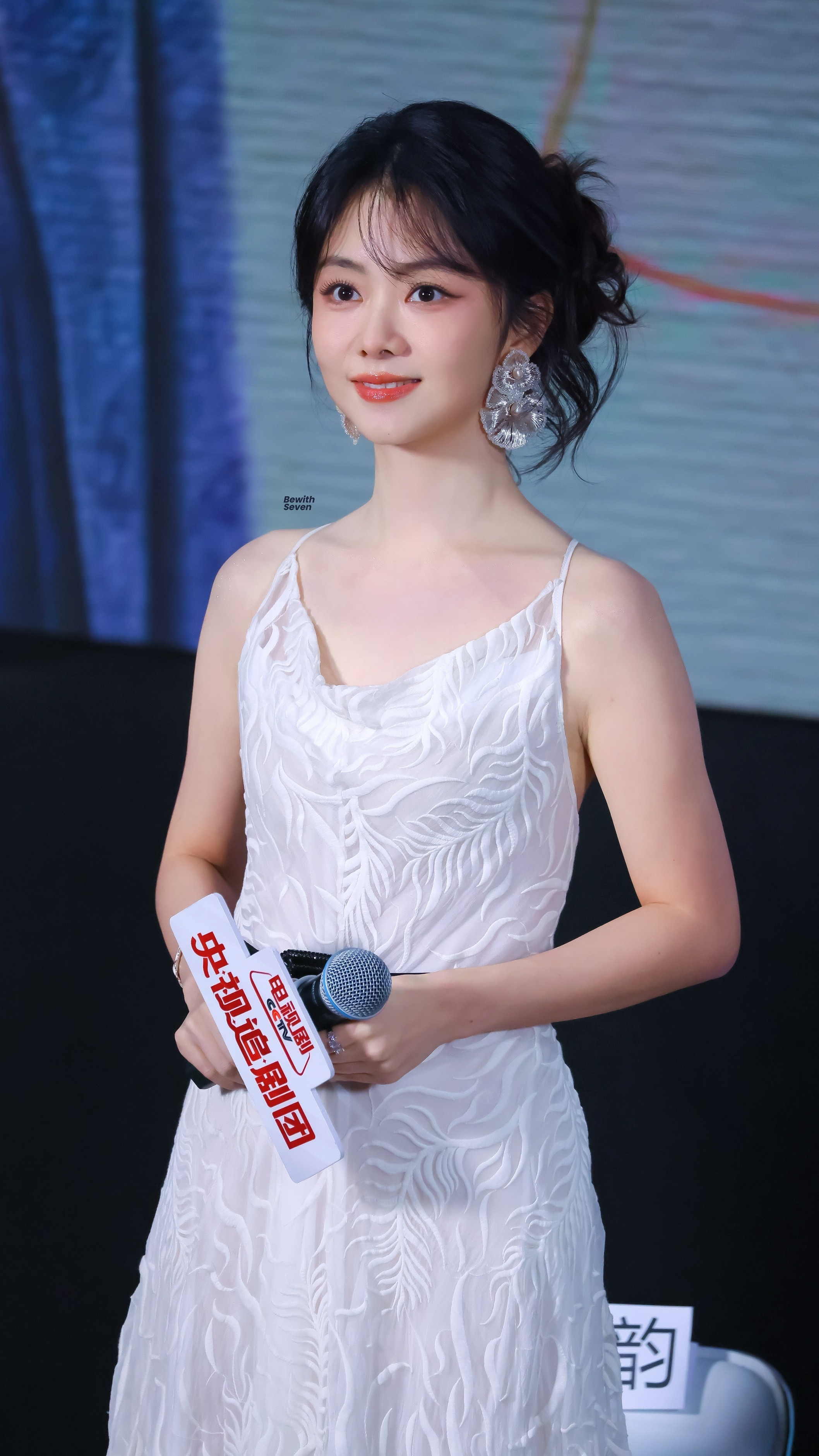 谭松韵. 一袭白裙，翩然生辉✨谭松韵美成啥了谭松韵要穿西装跳女团舞