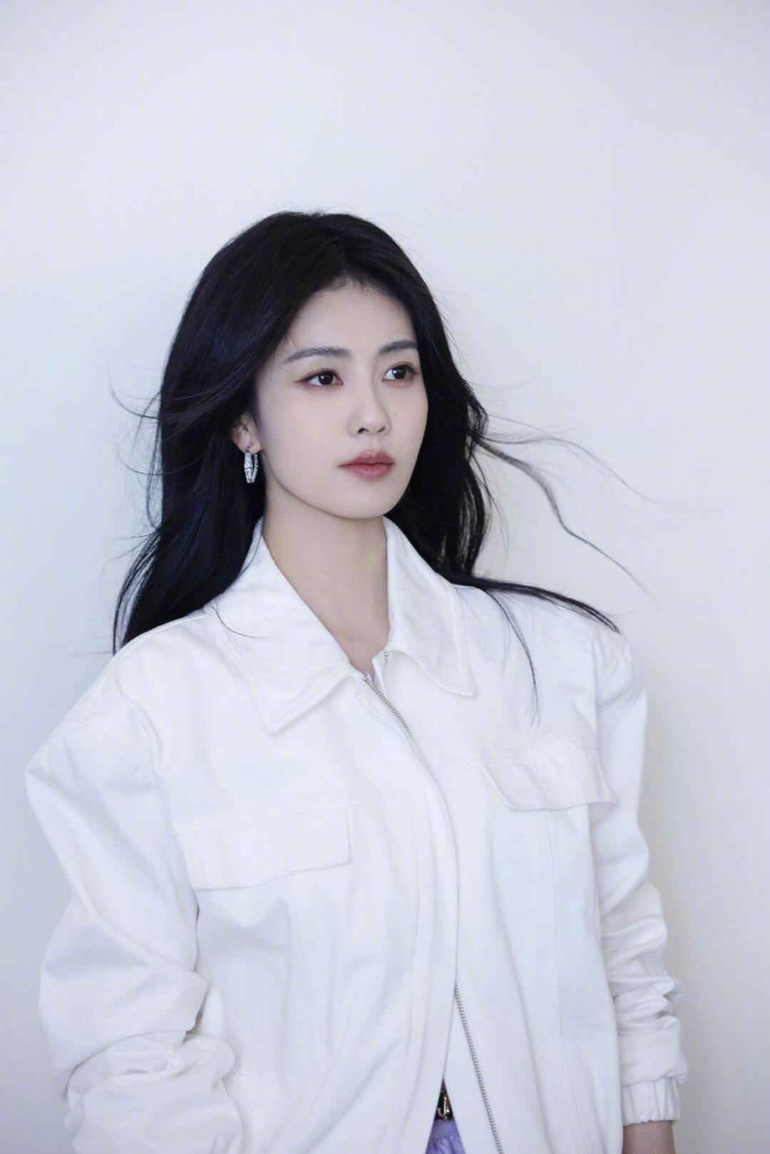 我不会放弃等待这个白鹿的漂亮现偶的​​​
