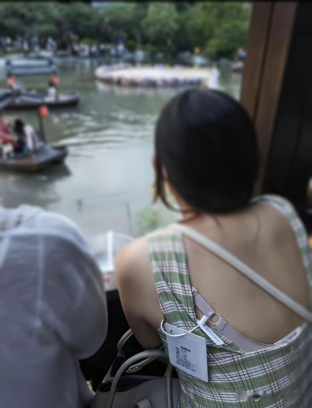 现在有些人把“7天无理由退货”玩成了“免费租衣券”，真是让人膈应得慌。出去