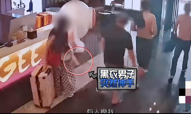 “太嚣张了！”湖南长沙，20多岁的小姑娘进入一酒店大堂时，被一50多岁的大叔摸了