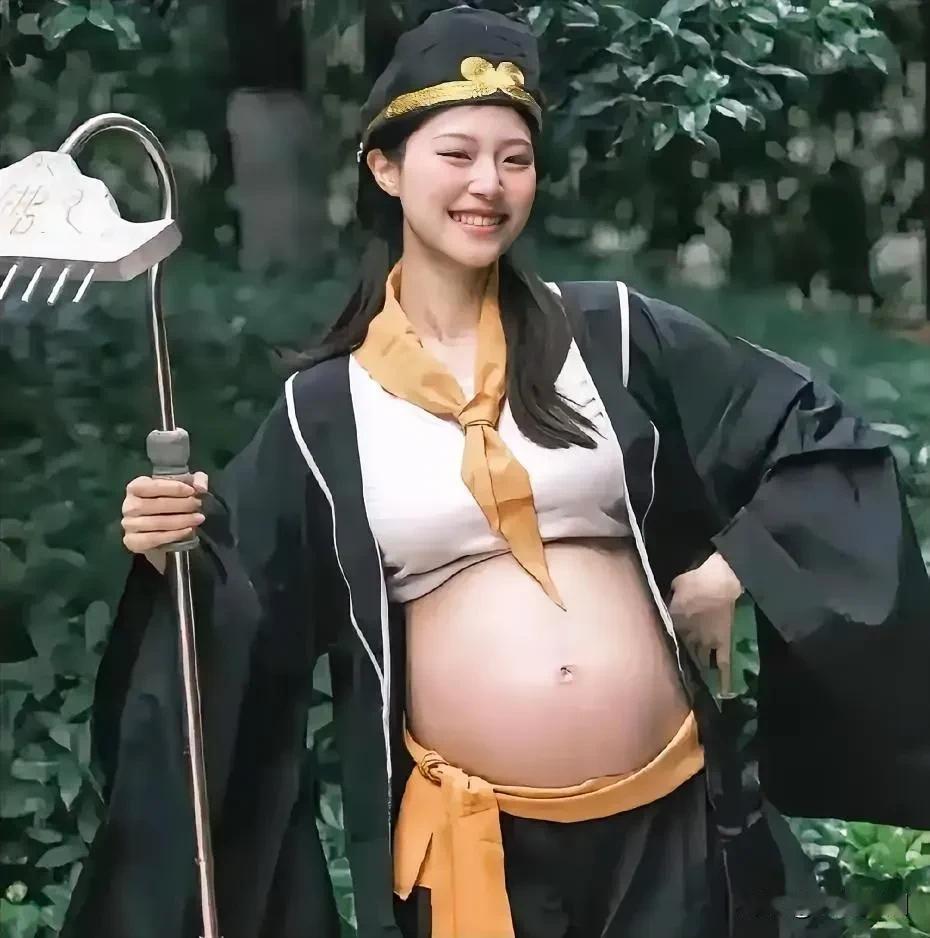 孕妈妈拍摄毕业照，笑容灿烂，幸福满溢！🎓👩‍👧‍👧雅致孕照孕照温柔风