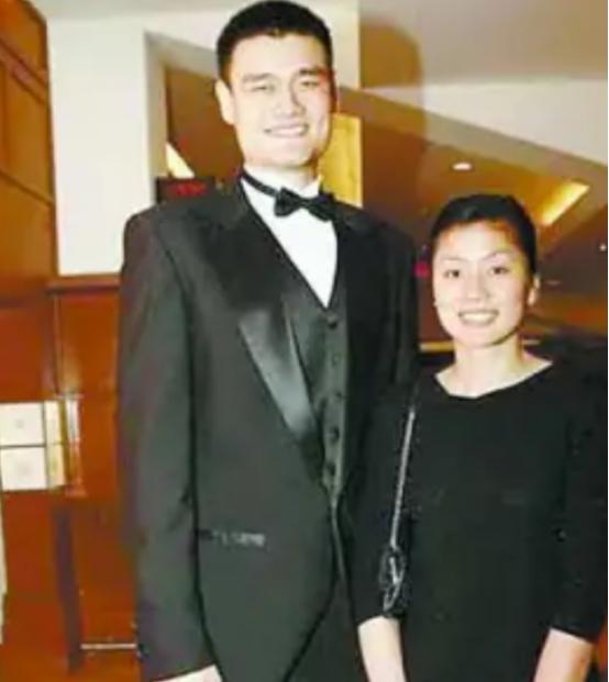 叶莉嫁给身高两米二六、体重四百多斤的姚明之后，曾在节目上笑着说过一句话：