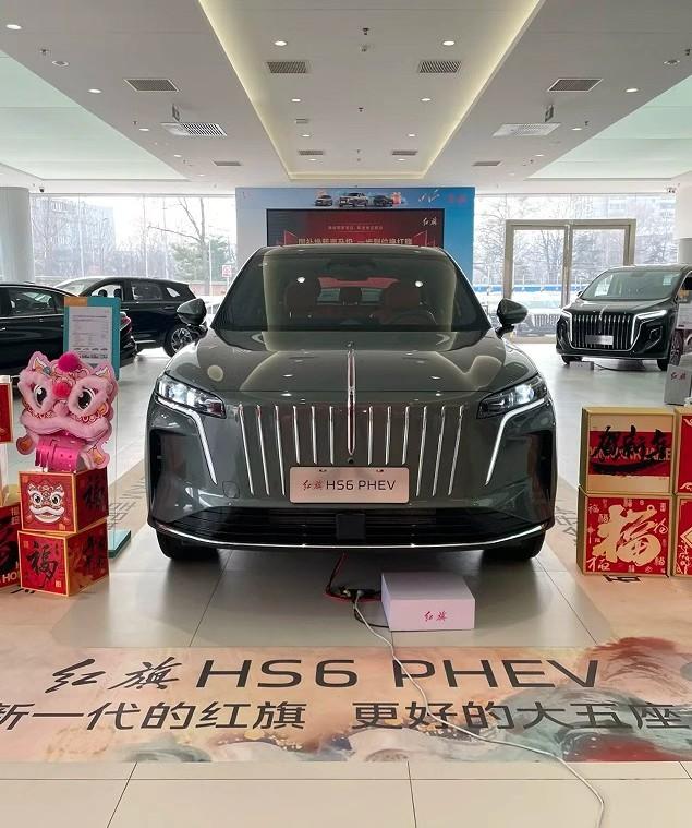 周末我去4S店看了看红旗HS6PHEV，说真的，我一进门就惊呆了。那个直