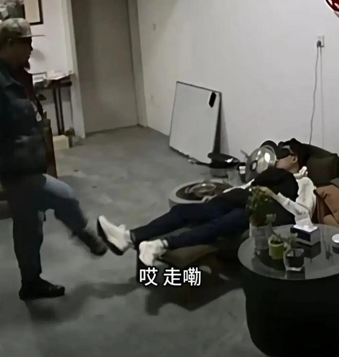如果你的老板一动不动躺在办公室，你敢去踢他两脚吗？山东一位员工这么做了，结果