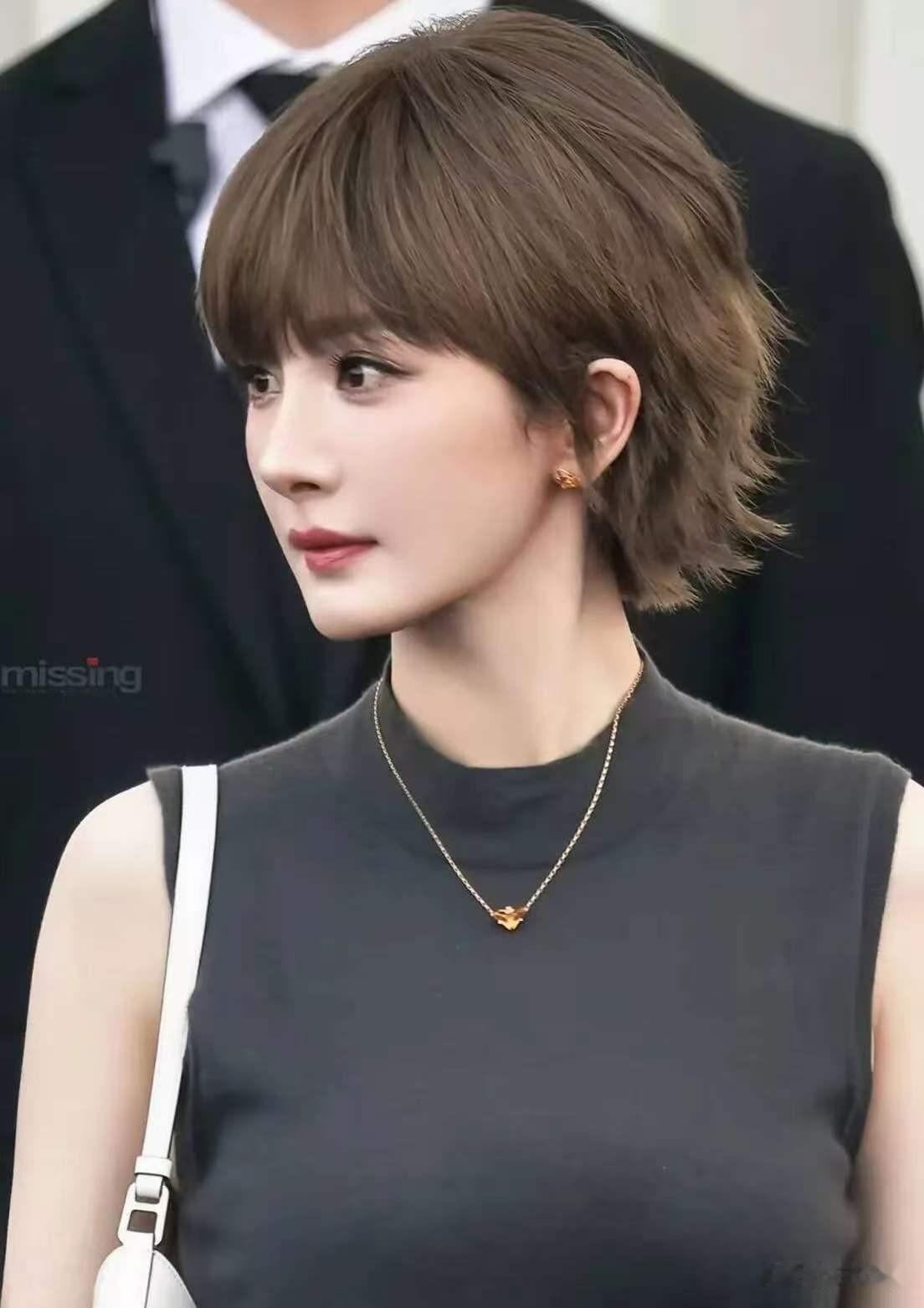 杨幂啊杨幂难道没有人告诉过你吗？这次你在米兰时装周上那个妆造，真的让人眼前一
