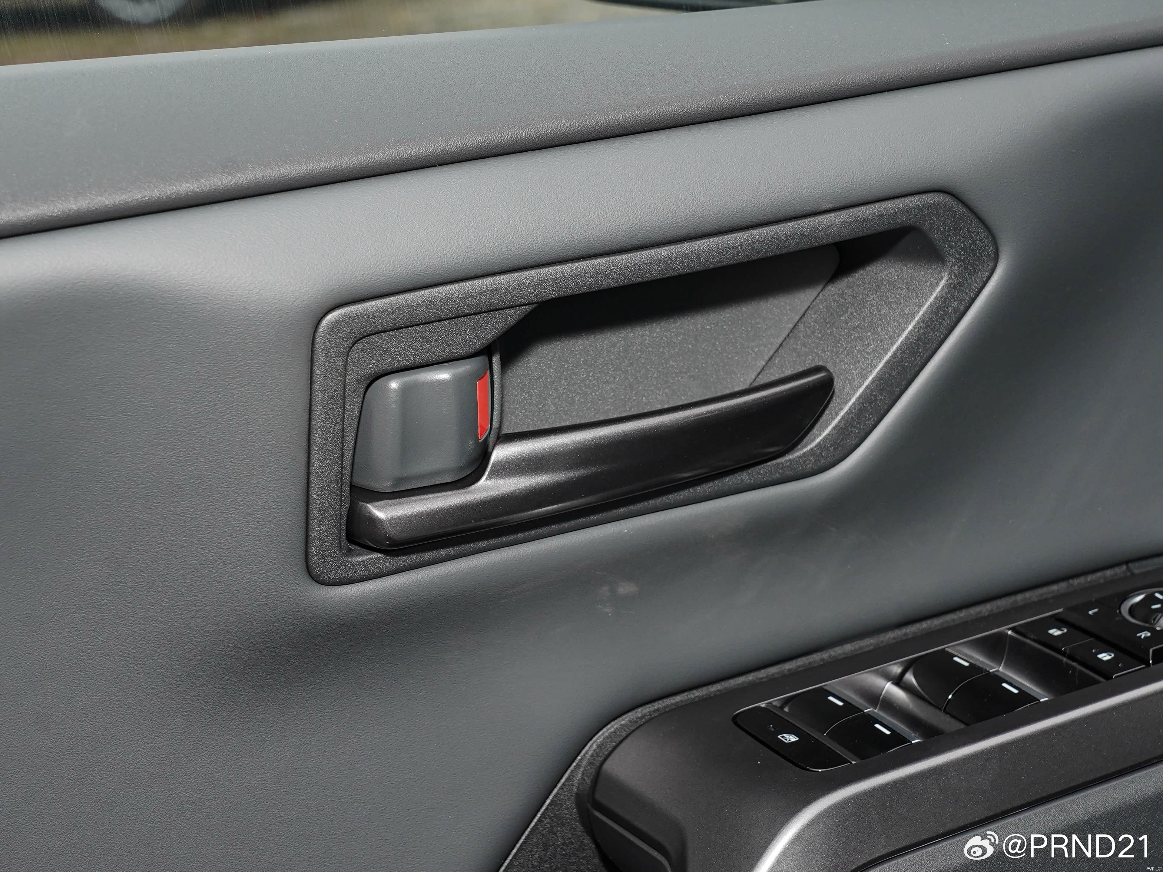 才注意到一汽丰田/广汽丰田的RAV4/威兰达的混动入门版还不一样……一丰这个2.