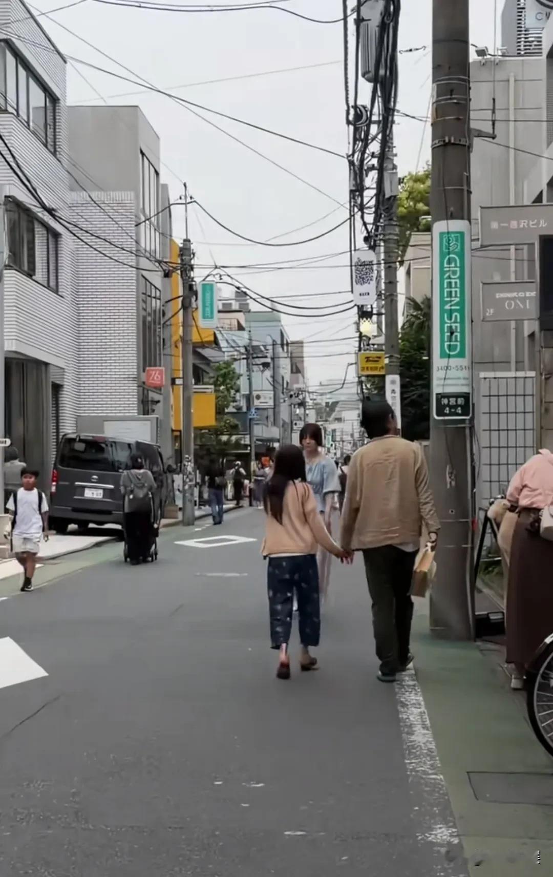 陈冠希和女儿，现身日本街头买东西，父女俩都穿着拖鞋，这松弛感拉满。女儿Alai